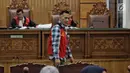 Aktor Tio Pakusadewo saat mengikuti sidang lanjutan beragendakan pembacaan pledoi di Pengadilan Negeri Jakarta Selatan, Kamis (28/6). Tio membacakan langsung nota pembelaan dalam persidangan. (Liputan6.com/Faizal Fanani)