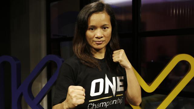 Petarung MMA, Priscilla Lumban Gaol, berpose. (Bola.com/Yoppy Renato)