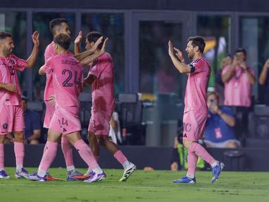 Penyerang Inter Miami asal Argentina, Lionel Messi (kiri) merayakan gol keduanya dalam lanjutan Major League Soccer 2025/2026 melawan D.C United di Chase Stadium, Fort Lauderdale, Florida, Amerika Serikat pada 20 September 2025 waktu setempat atau Minggu (21/9/2025) pagi WIB. (Chris Arjoon/AFP)
