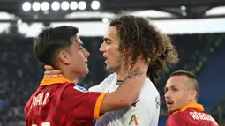 Momen tersebut terjadi setelah keduanya terlibat duel perebutan bola di area pertahanan Roma. Dybala dan Guendouzi terlibat pedebatan sengit. Bahkan, Guendouzi sampai terlihat mencengkeram leher Dybala. (AFP/Alberto Pizzoli)
