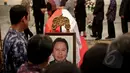 Jenazah almarhum Dubes RI untuk Pakistan, Burhan Muhammad disemayamkan di Gedung Pancasila  Kemenlu, Jakarta, Selasa (19/5/2015). Burhan wafat setelah delapan hari menjalani perawatan akibat   kecelakan helicopter di Pakistan. (Liputan6.com/Faizal Fanani)