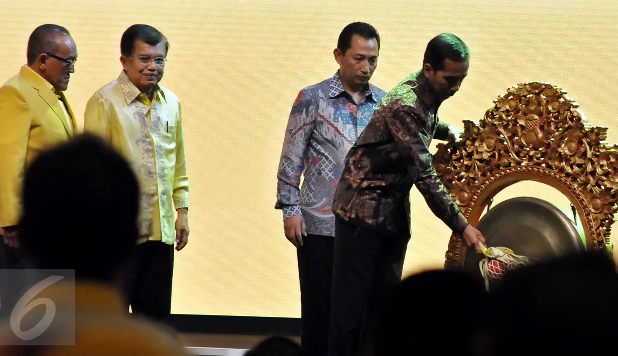 Presiden Jokowi didampingi Wapres Jusuf Kalla dan Ketua Umum Golkar Aburizal Bakrie memukul gong sebagai tanda dibukanya musyawarah nasional luar biasa (Munaslub) Golkar di Bali Nusa Dua Convention Center, Bali, Sabtu (14/5).  (Liputan6.com/Johan Tallo)