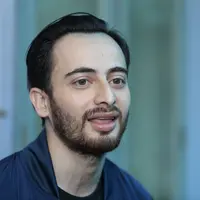 Nama Irvan Farhad akhir-akhir ini sedang ramai dibicarakan lantaran kedekatannya dengan penyanyi dangdut Cita Citata. Membantah soal hubungannya, namun Irvan memuji paras cantik Cita Citata. (Adrian Putra/Bintang.com)