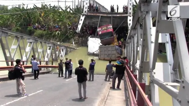 Jembatan Widang di Tuban, Jawa Timur, ambruk, pada Selasa (17/4/2018). Seorang pengendara sepeda motor meninggal dunia karena terimpit truk yang teperosok ke sungai.