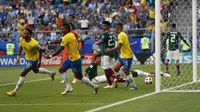 Striker Brasil, Neymar, merayakan gol yang dicetaknya ke gawang Meksiko pada babak 16 besar Piala Dunia di Samara Arena, Samara, Senin (2/6/2018). Brasil menang 2-0 atas Meksiko. (AP/Frank Augstein)