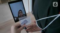 Pasien berkonsultasi menggunakan pelayanan Telemedicine dengan Dokter di RSUD Pasar Minggu, Jakarta, Jumat (18/2/2022). Hal tersebut diharapkan mampu membantu mengurangi Bed Occupancy Rate (BOR) atau tingkat keterisian Rumah Sakit pasca merebaknya Covid-19 Omicron. (Liputan6.com/Herman Zakharia)