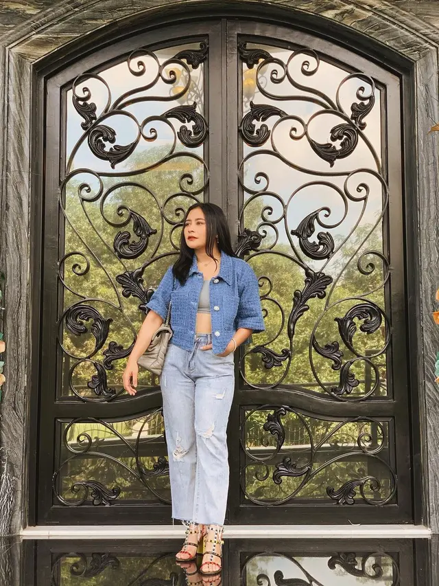High waist jeans oleh Prilly Latuconsina
