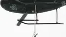 Nik Wallenda mengamati aksi akrobatik istrinya, Erendira Wallenda, dari atas sebuah helikopter, Kamis (15/6). Aksi bergelantungan di atas Air Terjun Niagara, New York menggunakan giginya itu berhasil memecahkan rekor. (AP Photo/Bill Wippert)