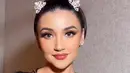 Wajahnya dipoles oleh MUA Juanda Hasid Sorumba dengan nuansa glam. Mengaplikasikan blush on pink dan lipstik glossy warna serasi. Riasan mata dibuat bold dengan eyeliner dan bulu mata serta eyeshadownya. [@bennusorumba]