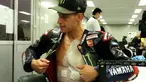 Pembalap Yamaha, Fabio Quartararo memamerkan tubuhnya yang penuh dengan tempelan perban akibat insiden Quartararo yang menabrak motor Marc Marquez pada awal-awal balapan MotoGP Aragon, pekan lalu. (AFP/Toshifumi Kitamura)