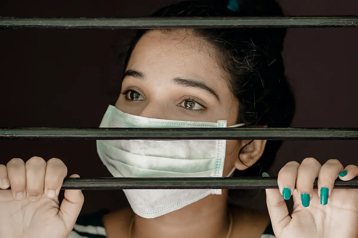 perempuan pakai masker