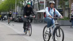 Sejumlah pengendara sepeda terlihat di sebuah jalan di Wina, Austria, (13/5/2020). Menurut Transport Club Austrian, semakin banyak warga Wina memilih bepergian menggunakan sepeda selama pandemi. (Xinhua/Guo Chen)