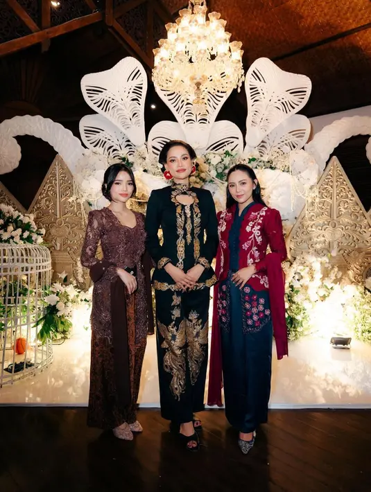 Rachel Vennya dan Fuji Utami nampak hadiri acara Tedak Sinten putra Erika Carlina. Keduanya terlihat kenakan kebaya dengan gaya yang berbeda [@rachelvennya]