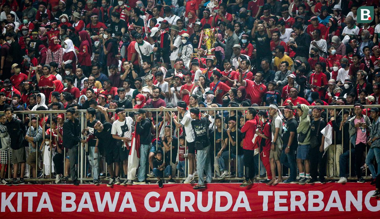 Suporter yang memadati Stadion Maguwoharjo memberikan aura positif bagi kemenangan Timnas Indonesia U-16 saat bermain melawan Timnas Vietnam U-16. (Bola.com/Bagaskara Lazuardi)