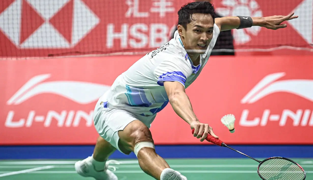 Tunggal putra Indonesia, Jonatan Christie melakukan pukulan pengembalian ke arah Shi Yuqi dari Tiongkok selama pertandingan semifinal turnamen bulu tangkis BWF World Tour China Masters 2024 di Shenzhen Gymnasium, provinsi Guangdong, China, pada Sabtu 23 November 2024. (China OUT/STRINGER/AFP)