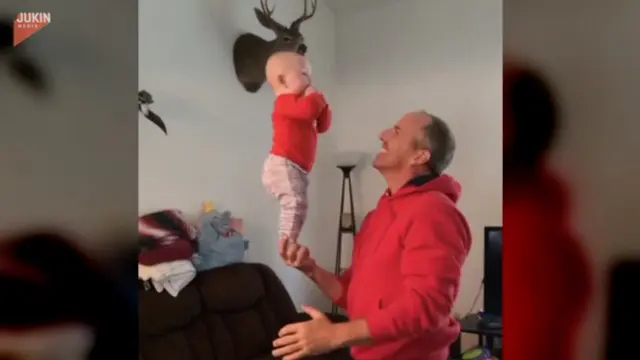 Seorang kakek ingin memamerkan keterampilan dalam menyeimbangkan cucunya. Ia mengangkat cucunya yang masih bayi menggunakan satu tangan. Begini aksinya!