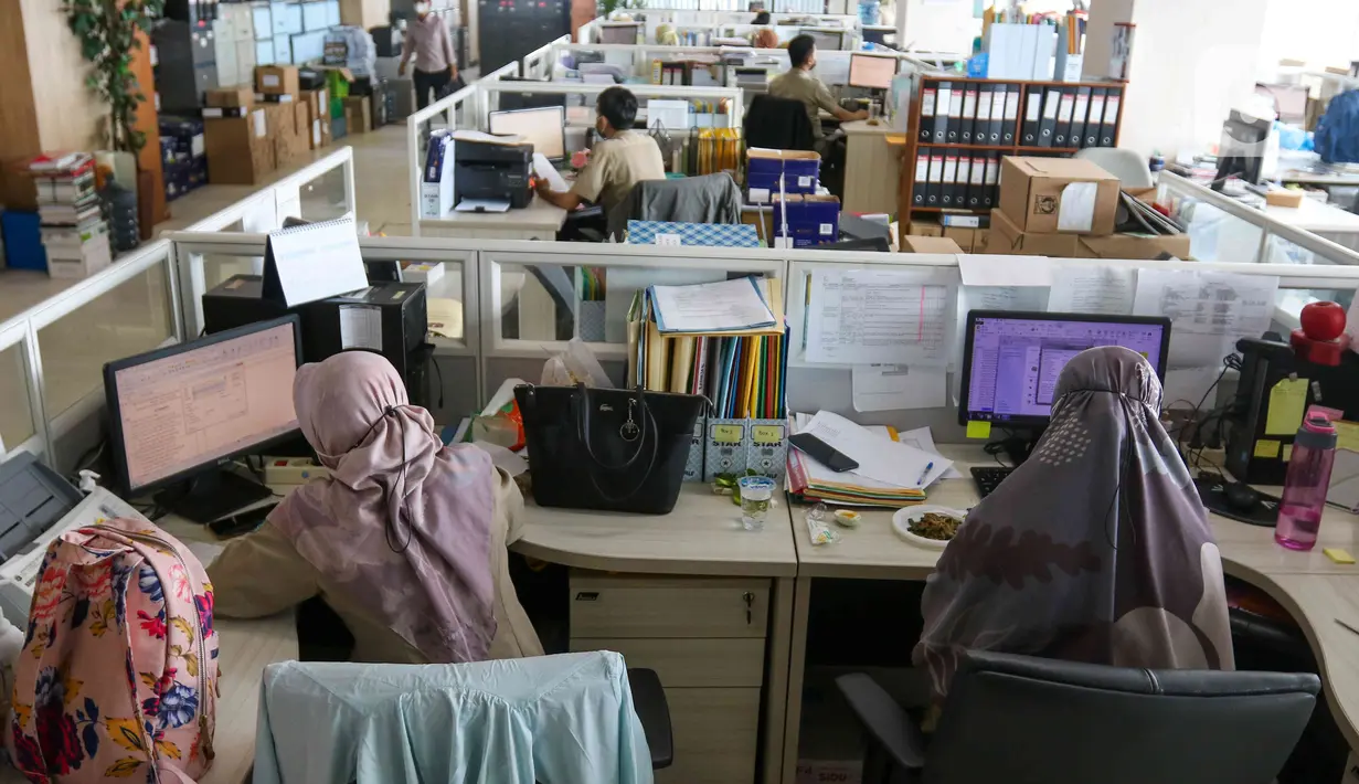 <p>Sejumlah Pegawai Badan Kepegawaian Daerah DKI melakukan aktivitas kerja di Kantor Balai Kota DKI Jakarta, Senin (9/5/2022). Pemprov DKI masih menerapkan kapasitas maksimal 75 persen terhadap para Aparatur Sipil Negara (ASN) yang bekerja di kantor usai Lebaran Idul Fitri 1443 H/2022 M. (Liputan6.com/Herman Zakharia)</p>