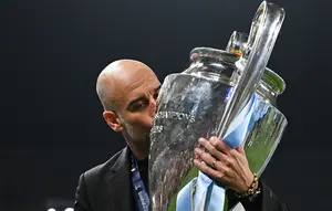 Pelatih Manchester City, Pep Guardiola mencium trofi Liga Champions dalam perayaan kemenangan atas Inter Milan pada laga Final Liga Champions 2022/2023 di Ataturk Olympic Stadium, Istanbul, (10/6/2023). Sebelumnya bersama Barcelona ia telah dua kali meraihnya pada musim 2008/2009 dan 2010/2011. (AFP/Paul Ellis)