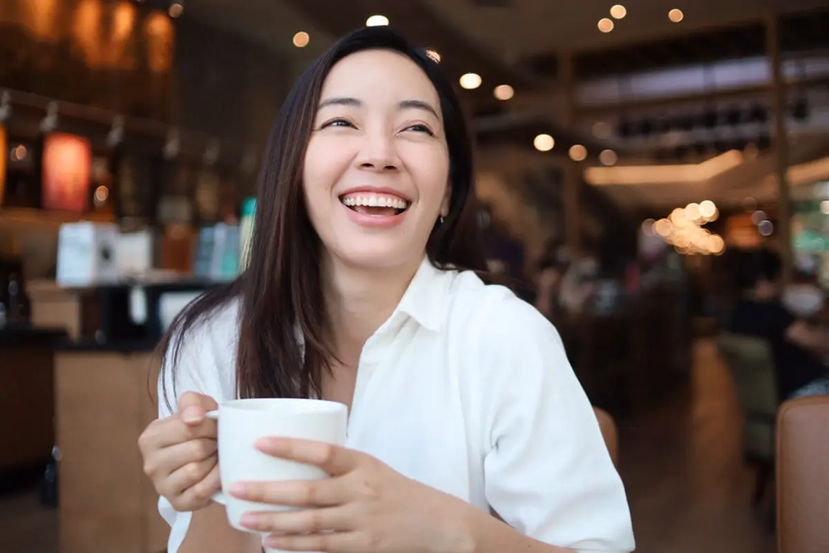 baik tertawa tersenyum santai mandiri single