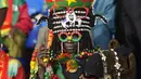 Seorang suporter Burkina Faso mengunakan atribut di kepalanya saat menyaksikan pertandingan grup A antara antara Guinea-Bissau dan Burkina Faso di Franceville pada 22 Januari 2017. (AFP Photo/Khaled Desouki)