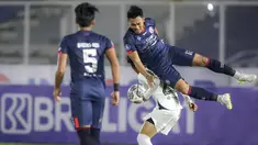 Pemain Arema FC, Rizky Dwi (kanan) berebut bola dengan pemain PSIS, David Maulana saat laga pekan keempat BRI Liga 1 2021/2022 di Stadion Madya, Jakarta, Sabtu (25/09/2021) WIB. Arema FC harus puas bermain imbang tanpa gol saat bersua PSIS Semarang. (Bola.com/Bagaskara Lazuardi)
