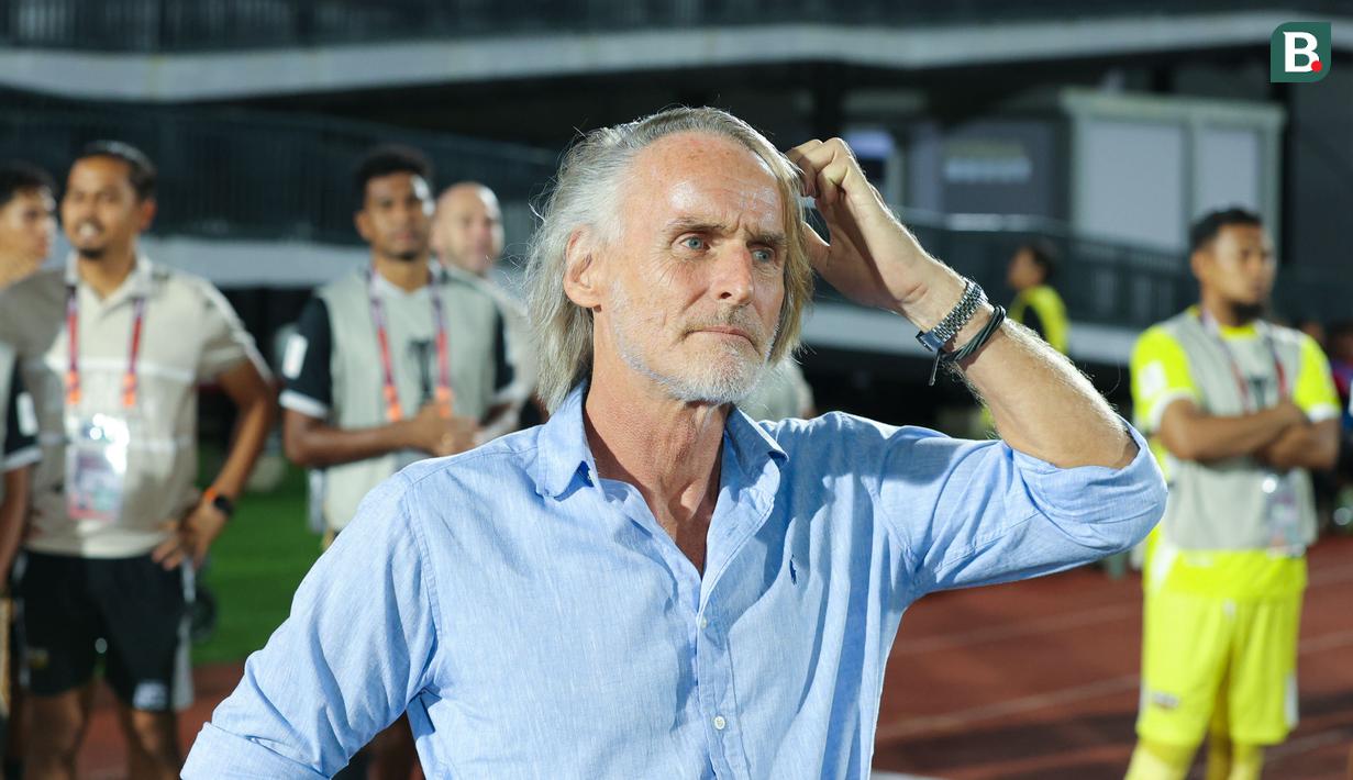 Pelatih Dewa United, Jan Olde Riekerink, tampak kecewa saat anak asuhnya ditahan imbang Phnom Penh Crown pada laga matchday pertama grup E AFC Challenge League di Indomilk Arena, Tangerang, Minggu (26/10/2025). (Bola.com/M Iqbal Ichsan)