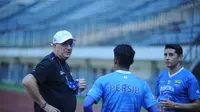 Pelatih Persib Bandung, Robert Rene Alberts (kiri) berbincang dengan pemainnya saat sesi latihan. (Bola.com/Erwin Snaz)