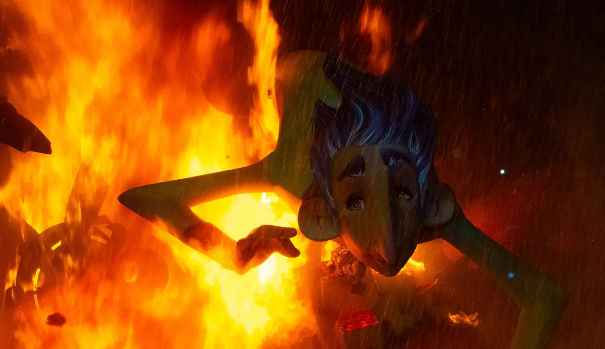 Ninot, boneka berukuran kecil, dibakar pada malam terakhir Festival Fallas di Valencia, Spanyol, Selasa (19/3). Fallas dibakar di jalan-jalan Valencia sebagai penghormatan kepada St Joseph, santo pelindung tukang kayu. (JOSE JORDAN / AFP)