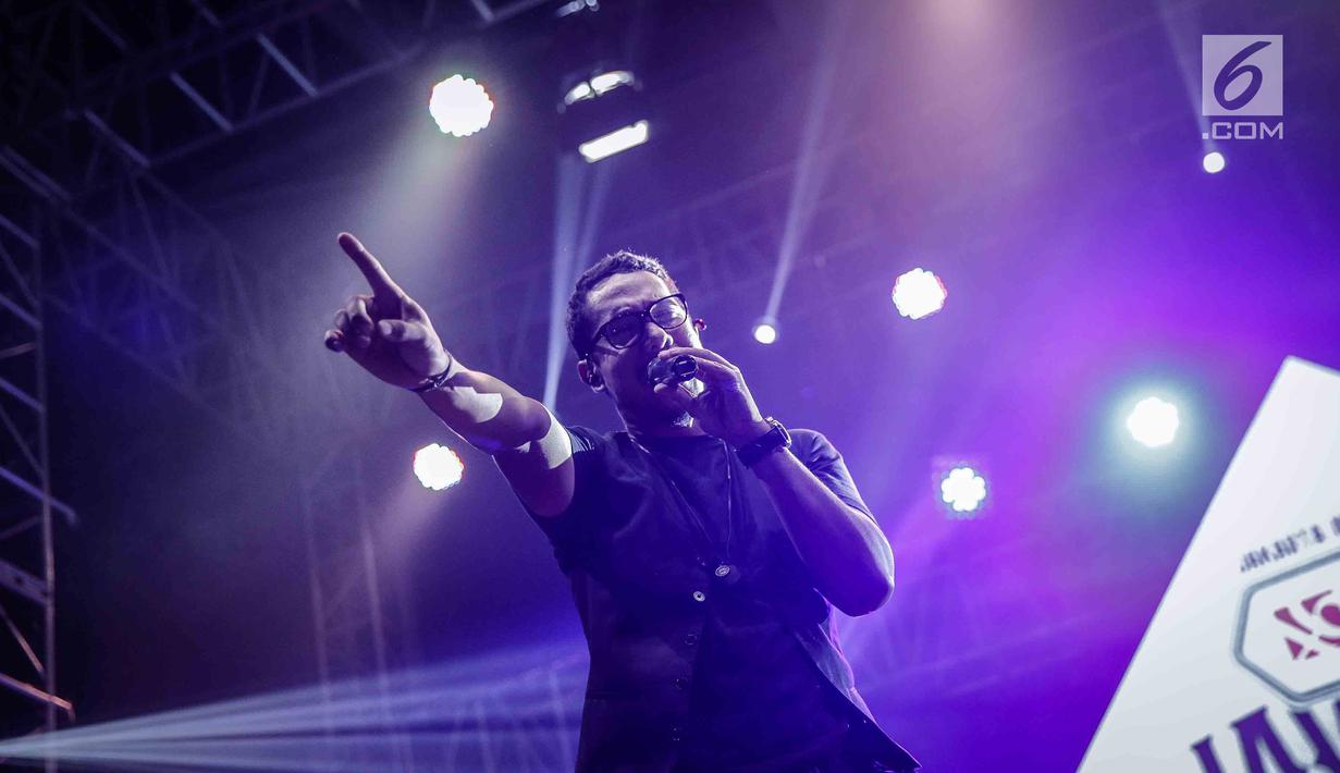 Penyanyi Maliq & D'Essentials, Angga Puradiredja tampil pada Pre event Java Jazz On The Move di Jakarta, Kamis (15/8). Java Jazz on The Move 2018 sendiri menjadi bagian dari rangkaian acara menjelang Java Jazz Festival nanti. (Liputan6.com/Faizal Fanani)