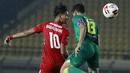 Bek Persebaya Surabaya, Rachmat Irianto (kanan) berduel udara dengan striker Persik Kediri, Septian Bagaskara dalam laga Grup C Piala Menpora 2021 di Stadion Si Jalak Harupat, Bandung, Selasa (23/3/2021). Persebaya menang 2-1 atas Persik. (Bola.com/M Iqbal Ichsan)