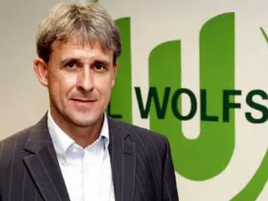 Mantan pemain Jerman Pierre Littbarski berpose di depan logo klub Bundesliga, VfL Wolfsburg, 7 Juni 2010. Littbarski diangkat sebagai asisten Steve McClaren. AFP PHOTO / ROLAND HERMSTEIN 