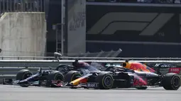 Namun pada lap pertama, kedua pembalap terlibat insiden. Max Verstappen dan Lewis Hamilton bersenggolan di sektor Copse. Imbasnya mobil Verstappen melintir keluar dan menabrak bantalan ban pembatas sirkuit. (Foto: AP/Jon Super)
