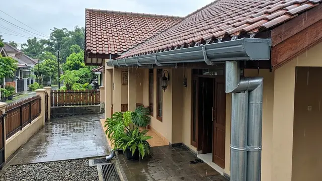Talang air atap rumah untuk musim hujan yang kokoh dan anti tempias model logam