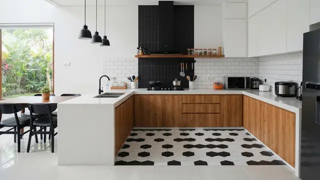 Kombinasi 2 warna keramik polos yang bikin tampilan rumah jadi mewah model hitam dan putih di ruang dapur