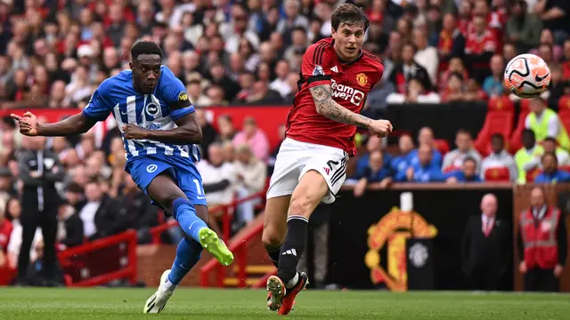 Penyerang Brighton & Hove Albion, Danny Welbeck, ketika melawan Manchester United