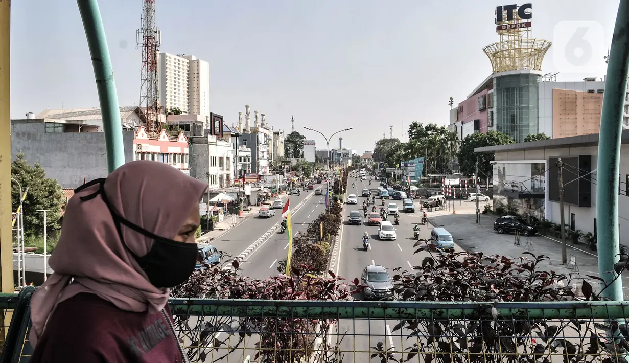 Warga mengenakan masker saat beraktivitas di kawasan Pancoran Mas, Depok, Jawa Barat, Rabu (26/8/2020). Data terbaru yang dirilis Pemerintah Kota Depok mencatat sebanyak 48 kelurahan dari 11 kecamatan di Kota Depok masuk dalam kategori Zona Merah penularan COVID-19. (merdeka.com/Iqbal S. Nugroho)