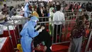 Petugas kesehatan mengambil sampel usap COVID-19 dari penumpang di stasiun kereta api di Ahmedabad, India, Senin (7/9/2020). India kini menjadi negara kedua dengan kasus COVID-19 terbanyak di dunia, menggeser Brasil dan di bawah Amerika Serikat. (AP Photo/Ajit Solanki)