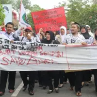 Aksi guru se-Jawa Timur mendukung Muhammad Samhudi yang diadili sebab mencubit anak muridnya | Via: istimewa