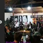 Presiden Joko Widodo (Jokowi) mengunjungi ke kedai kopi Angkringanku saat dinas di Tulungagung pada Kamis malam, 3 Januari 2019. (dok. Instagram @sandha_irawan_/https://www.instagram.com/sandha_irawan_/Dinny Mutiah)