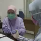 Pemprov Jabar menggelar pemeriksaan Rapid Diagnostic Test (RDT) Covid-19 terhadap kurang lebih 300 tenaga kesehatan dan staf RSHS Bandung di Poliklinik Anggrek, Rabu (25/3/2020). (Foto: Humas Jabar)