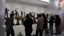 Sejumlah pengunjung berkumpul untuk melihat-lihat berbagai patung karakter superhero di Statue4Heroes Gallery. (merdeka.com/Imam Buhori)