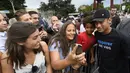 Bintang Paris Saint-Germain, Neymar Jr, foto bersama penggemarnya usai menghadiri konferensi pers di Kantor PBB, Jenewa, (15/8/2017). Neymar Jr akan fokus membantu penyandang disabilitas dan terpuruk dalam kemiskinan. (AP/Laurent Gillieron)
