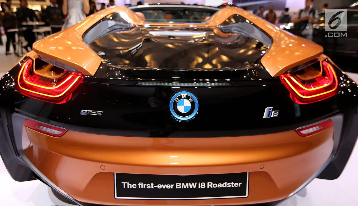 Desain bagian belakang mobil BMW i8 Roadster yang diluncurkan pada GIIAS 2018 di ICE BSD City, Tangerang, Kamis (2/8). BMW i8 Roadster hadir dengan sentuhan Accaro dengan pilihan warna ivory white dan black. (Liputan6.com/Fery Pradolo)