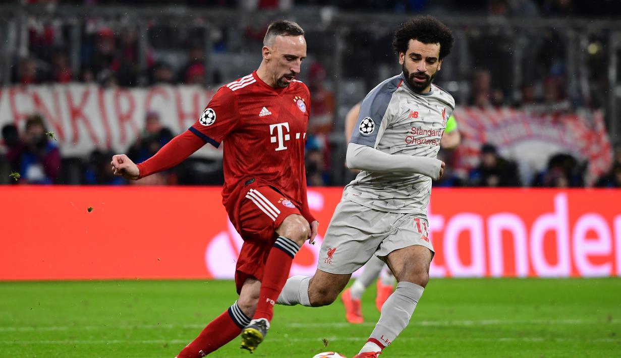 Franck Ribery mencoba melewati Mohammed Salah pada leg kedua, babak 16 besar Liga Champions yang berlangsung di Stadion Allianz Arena, Munchen, Kamis (14/3). Liverpool menang 3-1. (AFP/Peter Knefel)