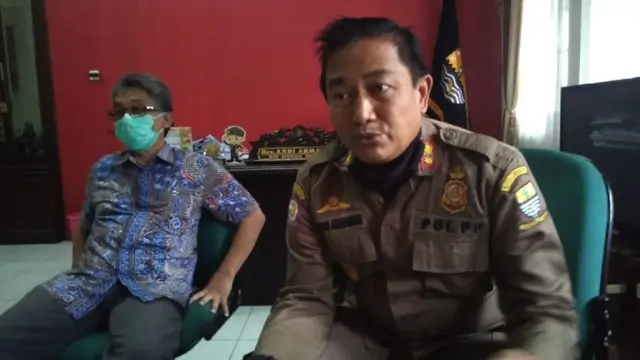 Saat Kuncen Kuburan di Cirebon Dibekali Protokol Covid-19 Hadapi Tradisi Nyekar