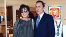 Tak hanya anak-anaknya saja yang selalu berpenampilan modis. Sang Ibu, Kris Jenner terlihat sedang berfoto dengan seorang laki-laki tampil dengan setelan garis-garis dan kaca mata hitamnya. Kris terlihat tampil muda di foto ini. (Instagram/krisjenner)