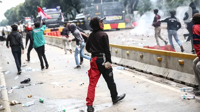 Bentrok Pecah di Patung Kuda