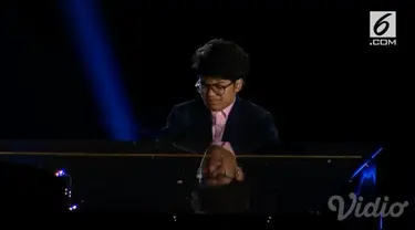 Nominator Grammy Awards 2017, Joey Alexander, turut tampil di Opening Ceremony Asian Games 2018. Penampilannya diiringi sorotan lampu blitz para penonton.