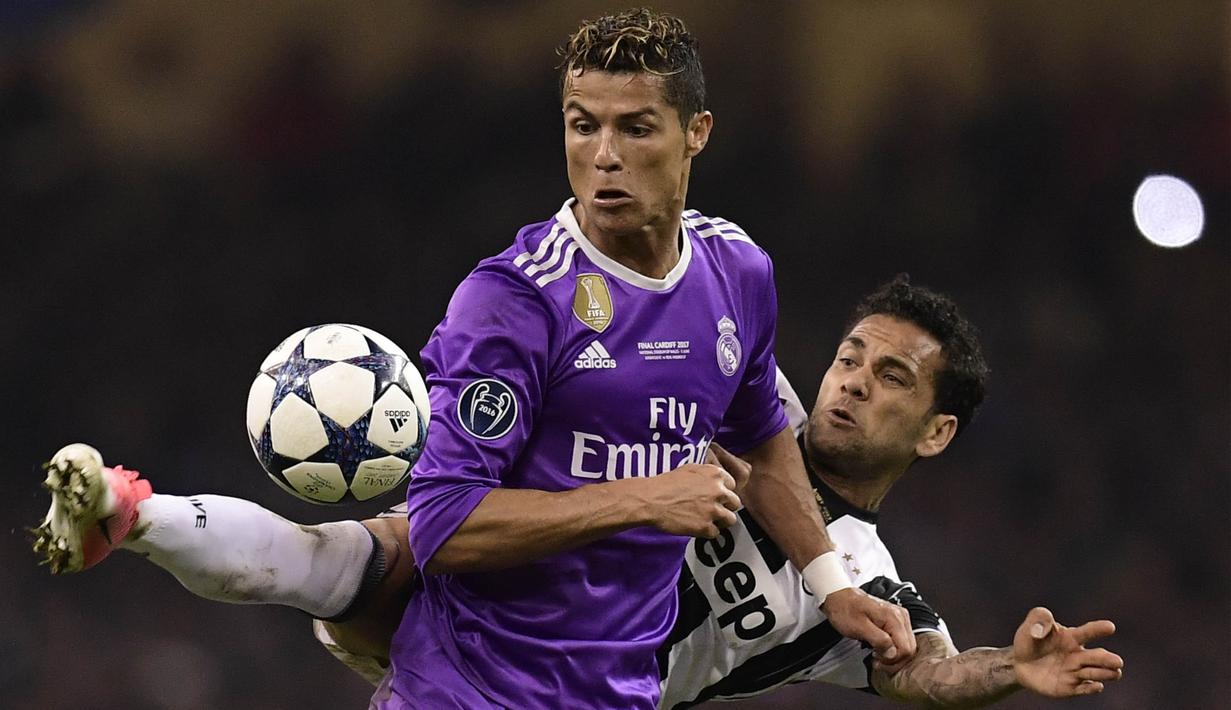 Bintang Real Madrid, Cristiano Ronaldo, berebut bola dengan bek Juventus, Dani Alves, pada laga final Liga Champions di Stadion Stadion Millenium, Cardiff, Sabtu (3/6/2017). Madrid menang 4-1 atas Juventus. (AFP/Javier Soriano)