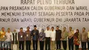 Ketua tim pemenangan Ahok-Djarot, Prasetio Edi bersama pasangan Cagub dan Cawagub DKI Jakarta Agus H Yudhoyono dan Sylviana Murni, Anies Baswedan dan Sandiaga Uno foto bersama saat rapat pleno, Jakarta, Senin (24/10). (Liputan6.com/Immanuel Antonius)